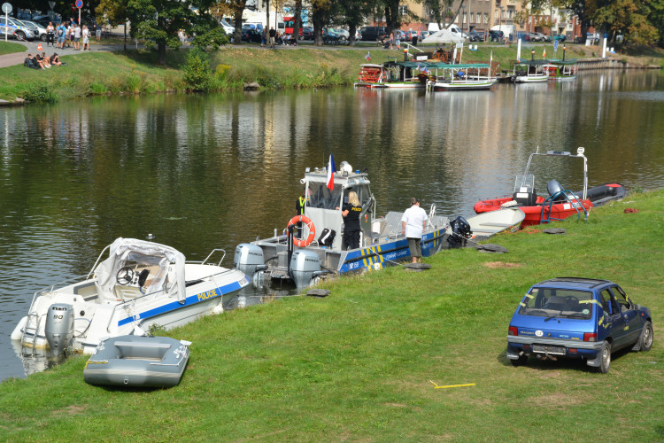 Eliščino nábřeží obsadila záchranářská technika