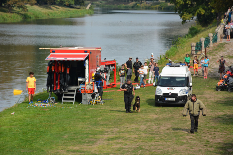 Eliščino nábřeží obsadila záchranářská technika