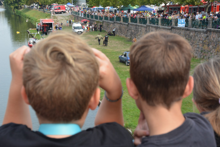 Eliščino nábřeží obsadila záchranářská technika