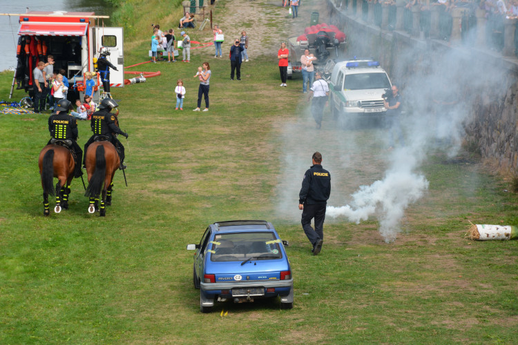 Eliščino nábřeží obsadila záchranářská technika
