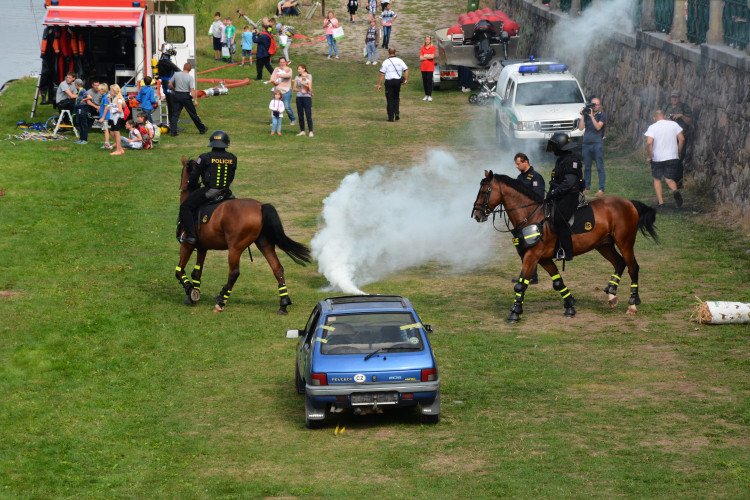 Eliščino nábřeží obsadila záchranářská technika