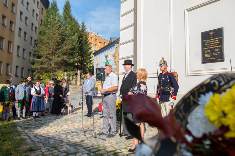 Slavnostní odhalení desky u kostela sv. Anny