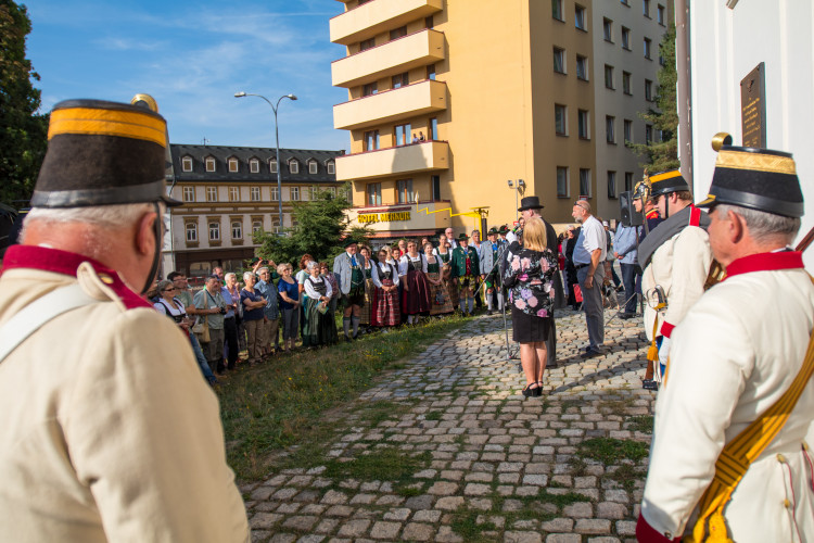 Slavnostní odhalení desky u kostela sv. Anny