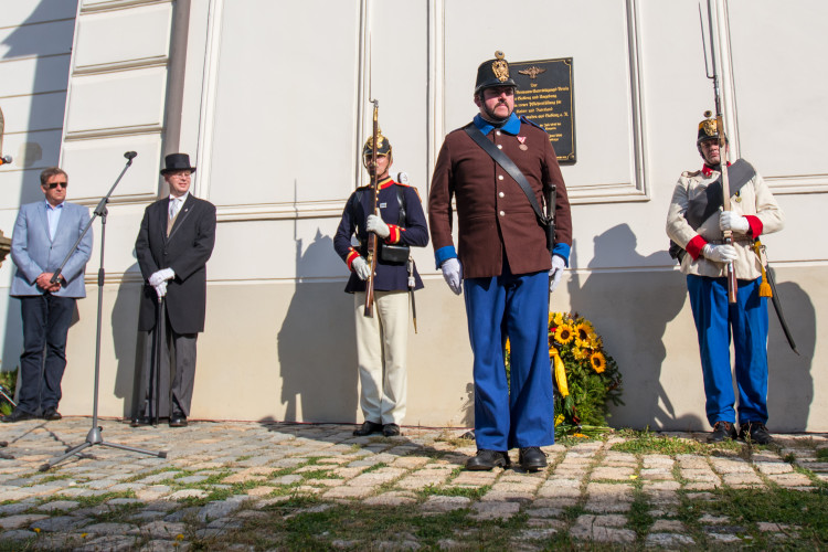 Slavnostní odhalení desky u kostela sv. Anny