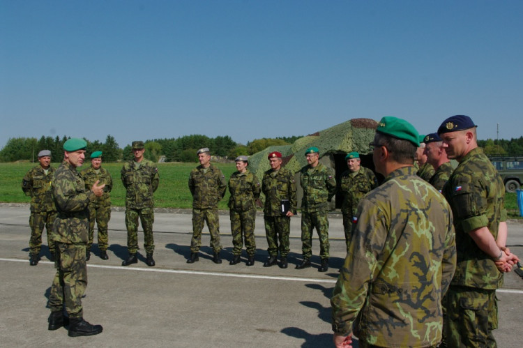 Vojáci trénují v Bechyni na slavnostní přehlídku