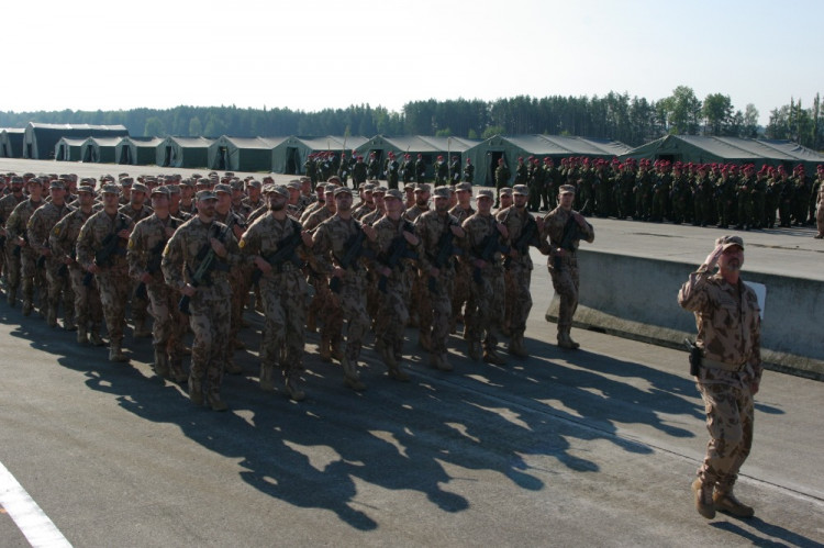 Vojáci trénují v Bechyni na slavnostní přehlídku