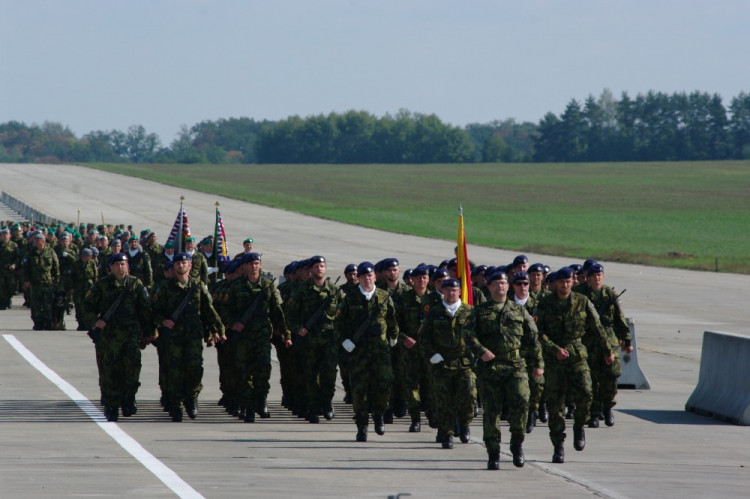 Vojáci trénují v Bechyni na slavnostní přehlídku