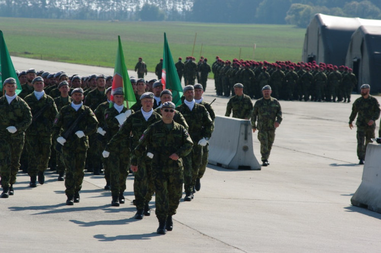 Vojáci trénují v Bechyni na slavnostní přehlídku