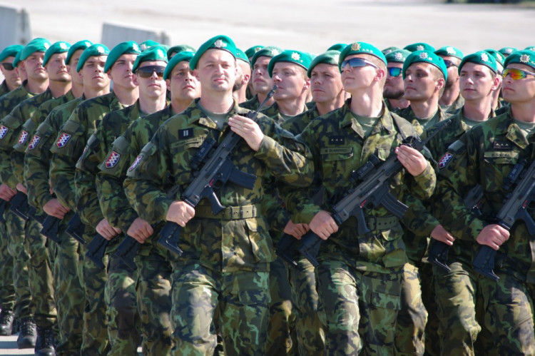 Vojáci trénují v Bechyni na slavnostní přehlídku