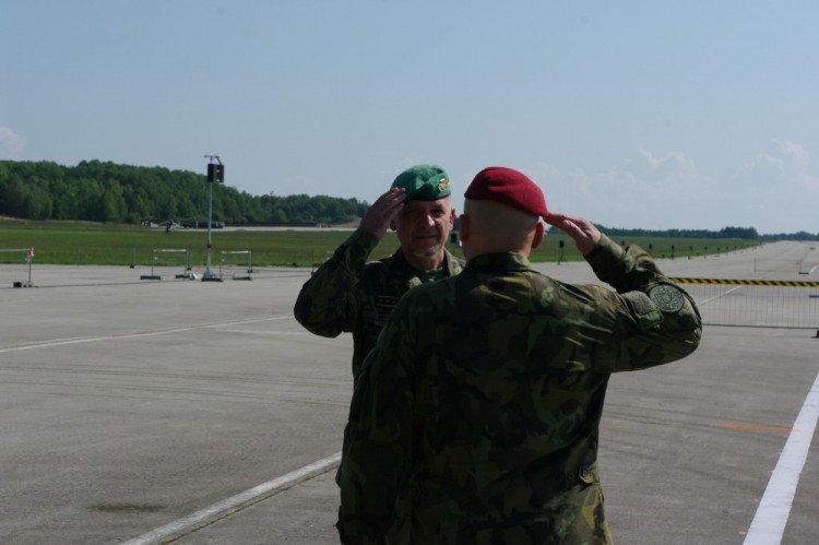 Vojáci trénují v Bechyni na slavnostní přehlídku