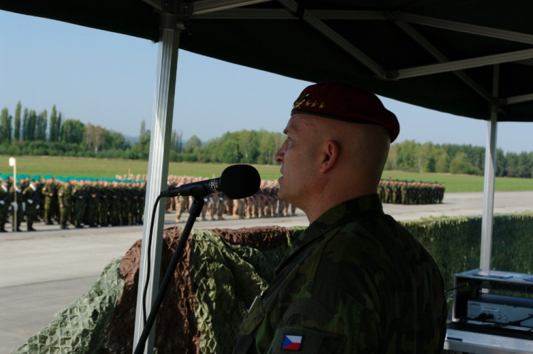 Vojáci trénují v Bechyni na slavnostní přehlídku