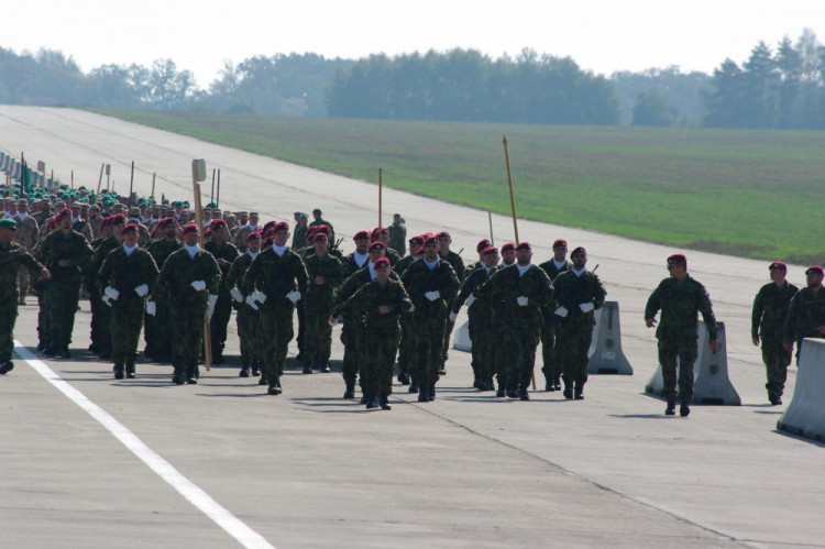 Vojáci trénují v Bechyni na slavnostní přehlídku