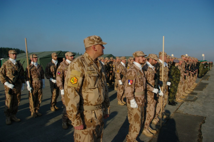 Vojáci trénují v Bechyni na slavnostní přehlídku