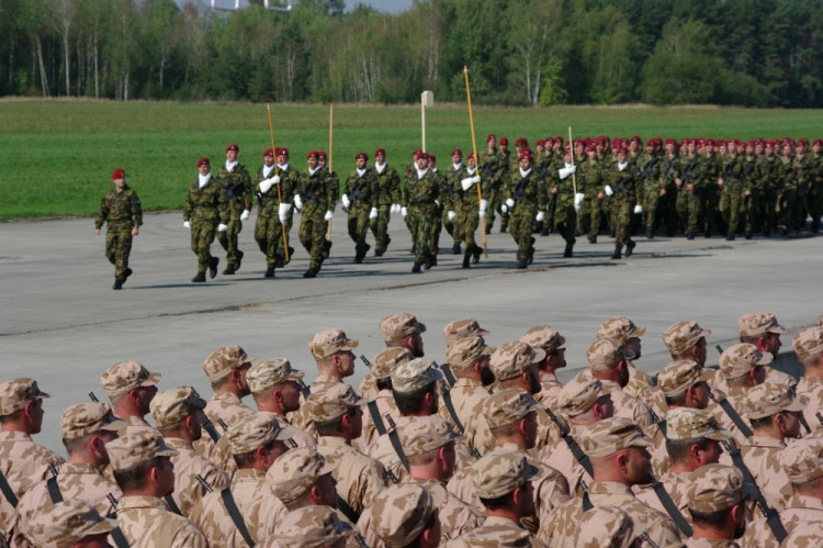Vojáci trénují v Bechyni na slavnostní přehlídku