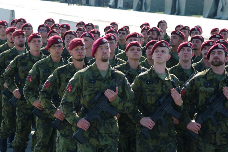 Vojáci trénují v Bechyni na slavnostní přehlídku