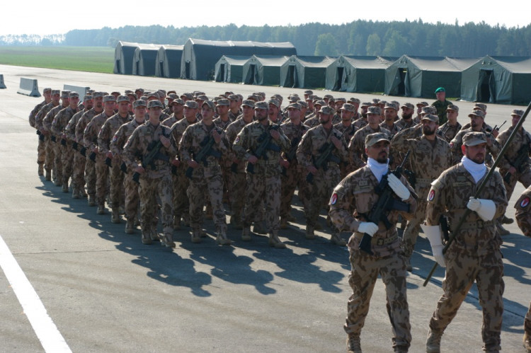 Vojáci trénují v Bechyni na slavnostní přehlídku