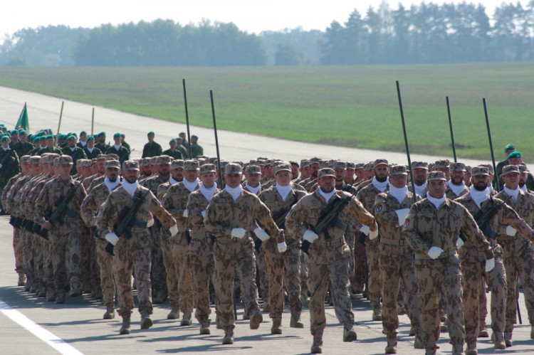 Vojáci trénují v Bechyni na slavnostní přehlídku