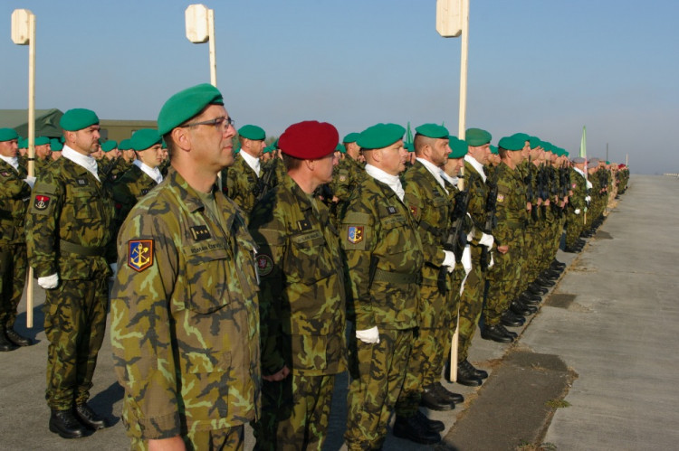 Vojáci trénují v Bechyni na slavnostní přehlídku