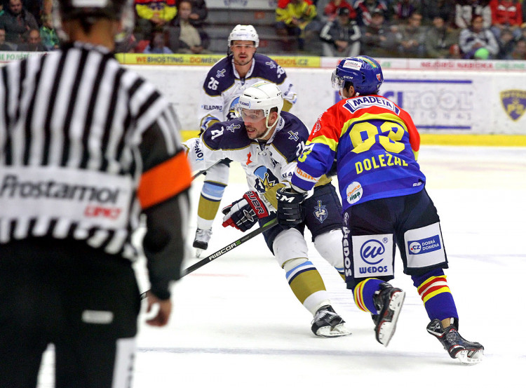 Petr Vampola se snaží obejít Zdeňka Doležala