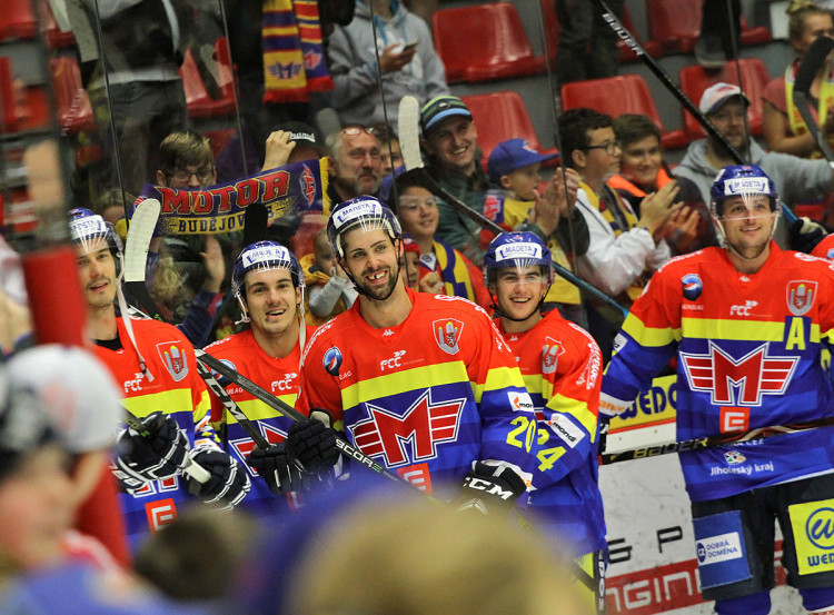 Zatímco mladíček Beránek objížděl při děkovačce stadion úplně sám, ostatní hráči se skvěle bavili