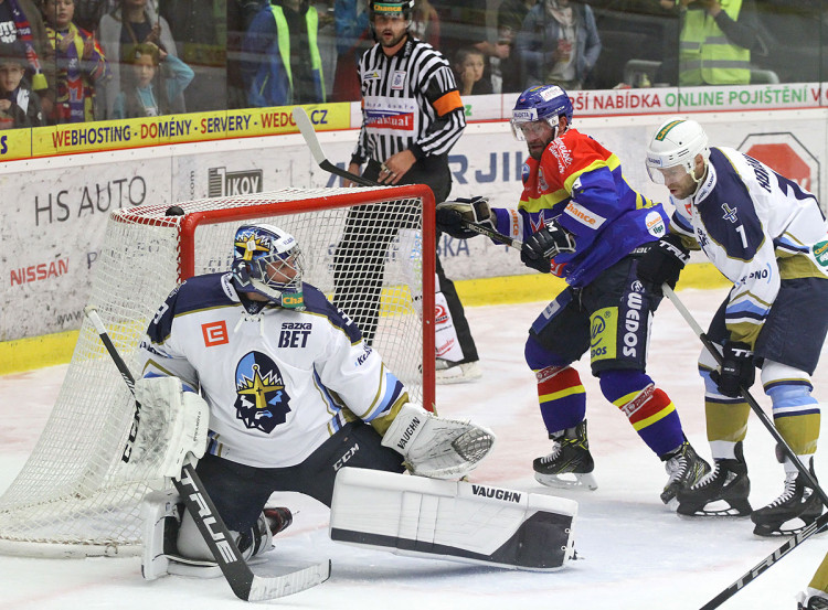 Puk letící před hostující klec se k Martinu Novákovi nedostal, zastavil ho Petr Hořava