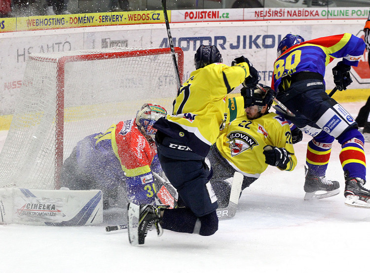 Nepřehledná situace v Kváčově brankovišti, kdy sudí musel po srážce několika hokejistů hru přerušit