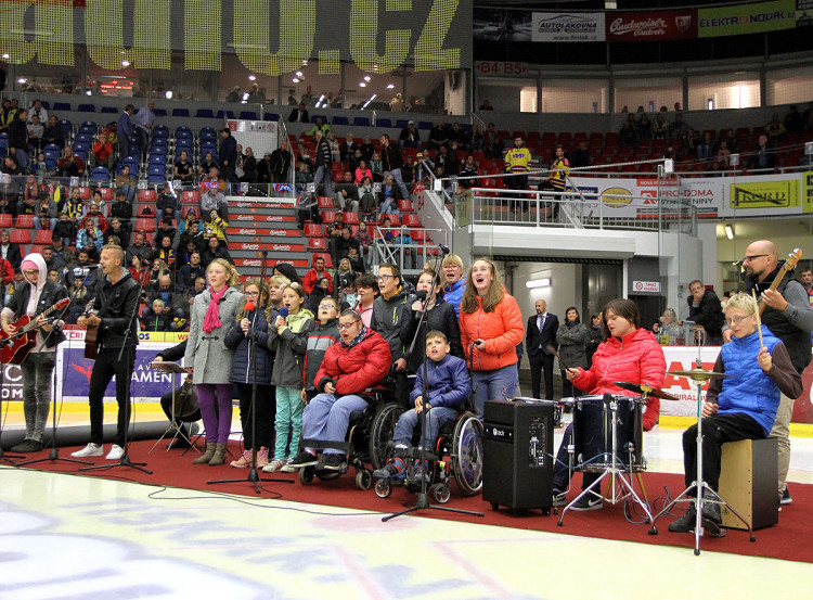 Vystoupení hudební skupiny K.R.B. z českobudějovické Arpidy a zpěváka Pekaře