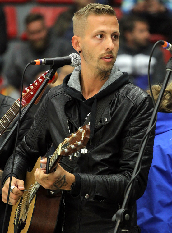 S dětmi z Arpidy si přijel zazpívat Pekař