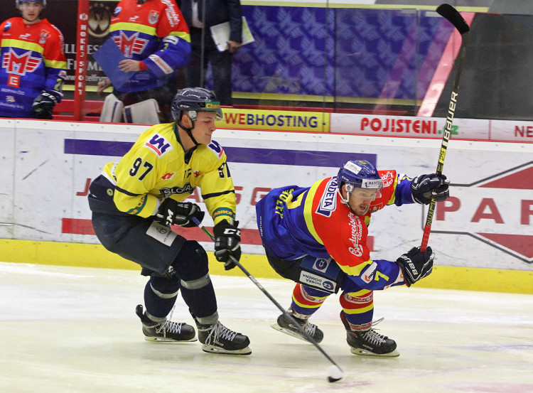 Útočící Bradley přišel v souboji s Březákem o kotouč