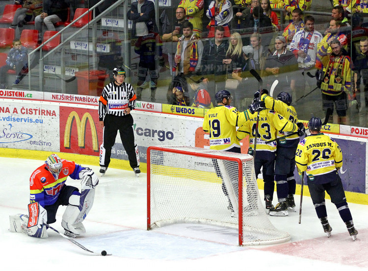 Když Petr Kváča vylovil puk zpoza svých zad podruhé, domácí museli zařadit vyšší rychlostní stupeň