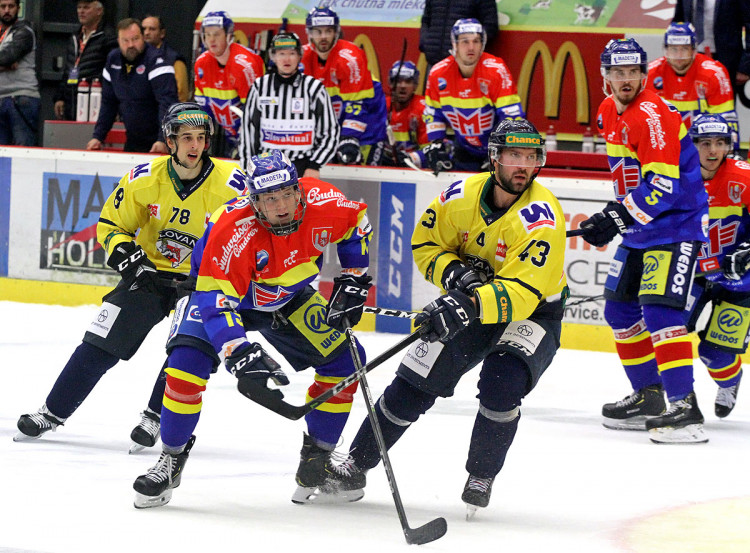 Mladíček Pavel Novák přes Antonína Melku vystřelil, gólem ale jeho pokus neskončil