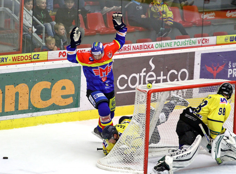 Za tento zákrok na Janduse za ústeckou klecí potrestal rozhodčí Jiřího Šimánka dvěma minutami