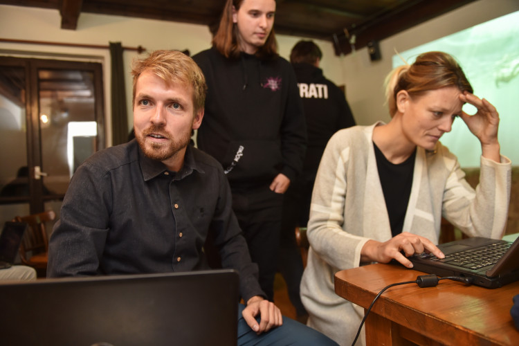 I Piráti sledovali výsledky společně.