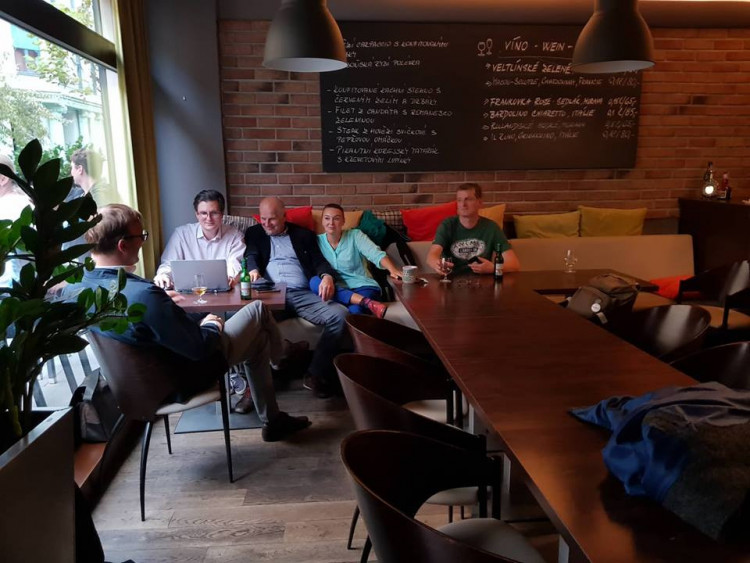 Společně sledovali výsledky.