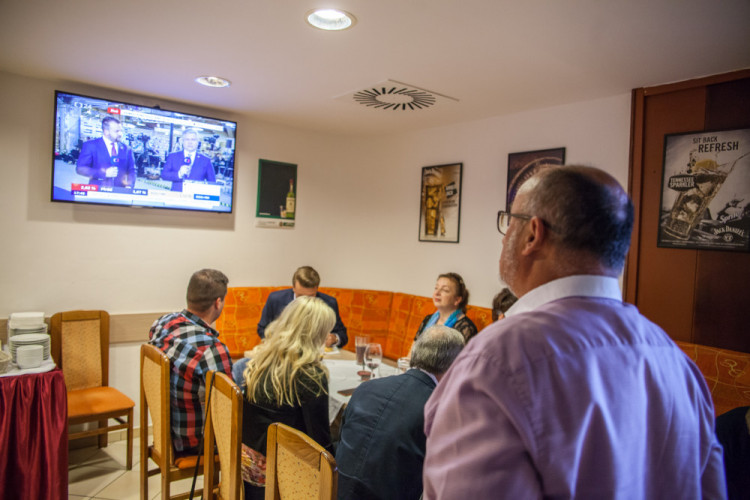 Jiří Svoboda sledaval výsledky v televizi.