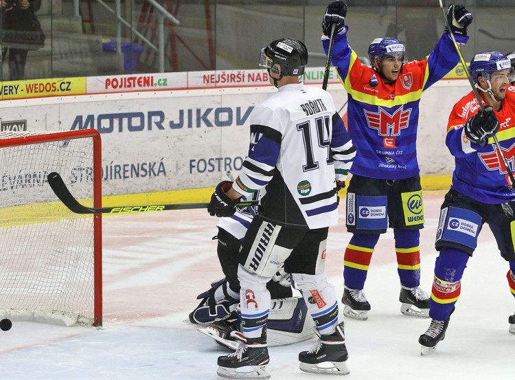 Střelcem čtvrtého gólu byl nakonec místo Babky (vpravo) určen Martin Beránek
