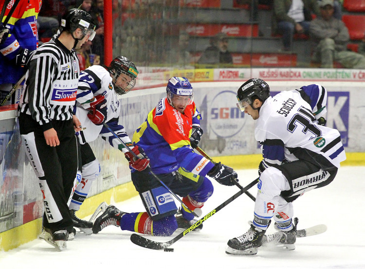 Babka hraje na kolenou mezi Mastičem a Ševěčkem (zleva)