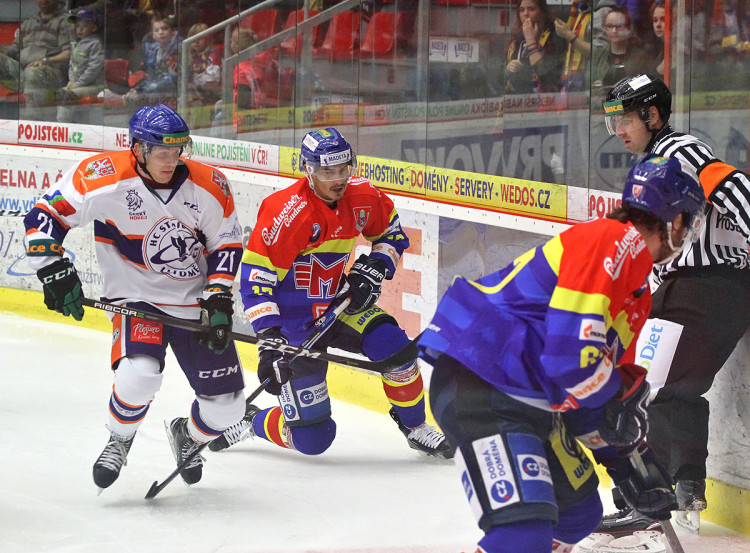 Souboj Žigy Pavlina s Oscarem Flynnem u zadního mantinelu