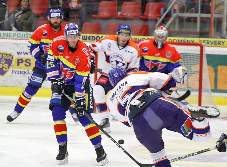 Rána Smetany jen těsně minula hůl bránícího Vaculíka