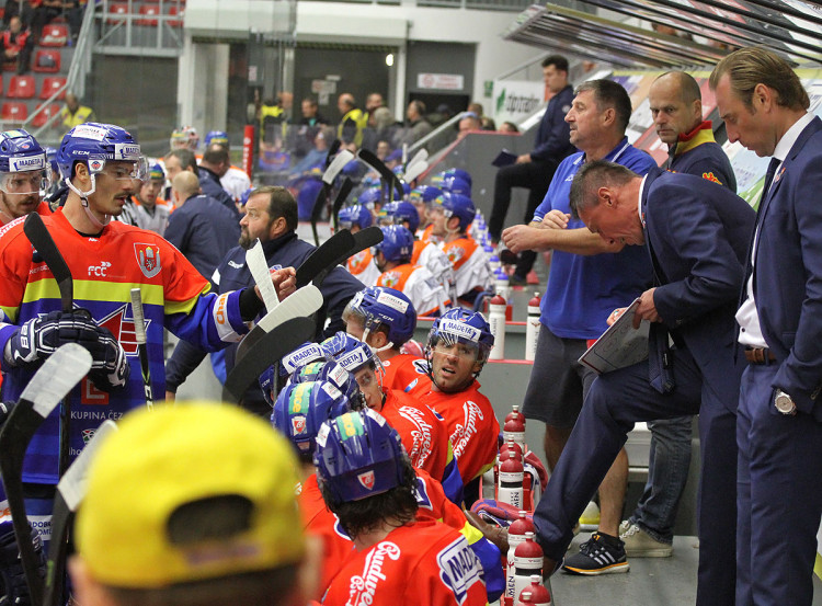 Aleš Totter rozdává pokyny na motorácké střídačce