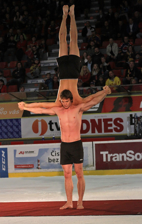 Akrobatické vystoupení věnované zejména ženám