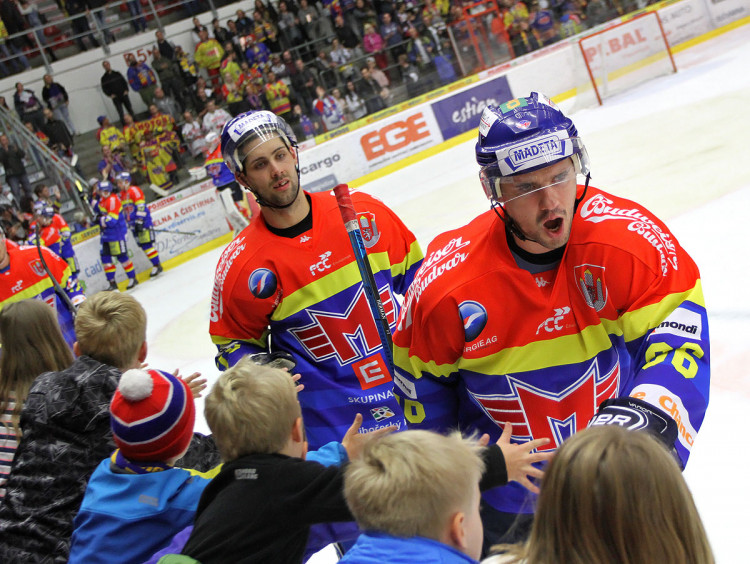 Martin Heřman s Mitchem Fillmanem oslavují s malými fanoušky