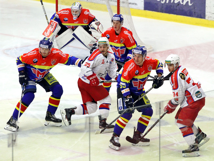 Plášil, Pýcha a Doležal střeží Ollendera s Balážem (vpravo)