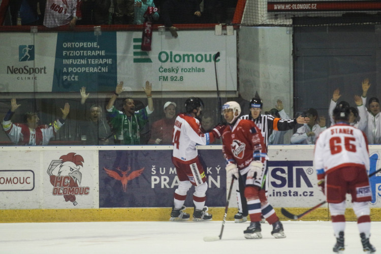 Kohouti vyhráli potřetí za sebou, Pardubice porazili 4:2. Zápas patřil Ondruškovi