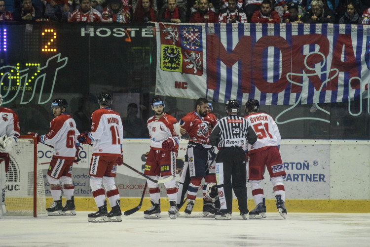 Kohouti vyhráli potřetí za sebou, Pardubice porazili 4:2. Zápas patřil Ondruškovi