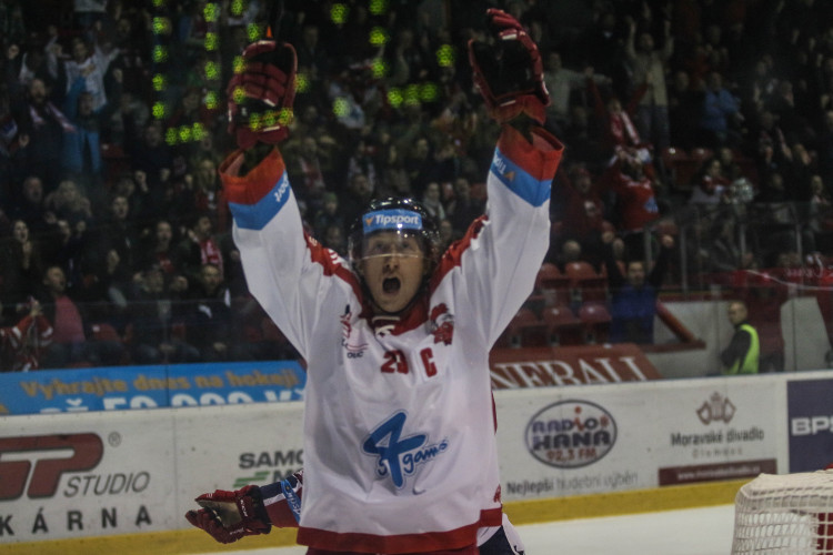 Kohouti vyhráli potřetí za sebou, Pardubice porazili 4:2. Zápas patřil Ondruškovi
