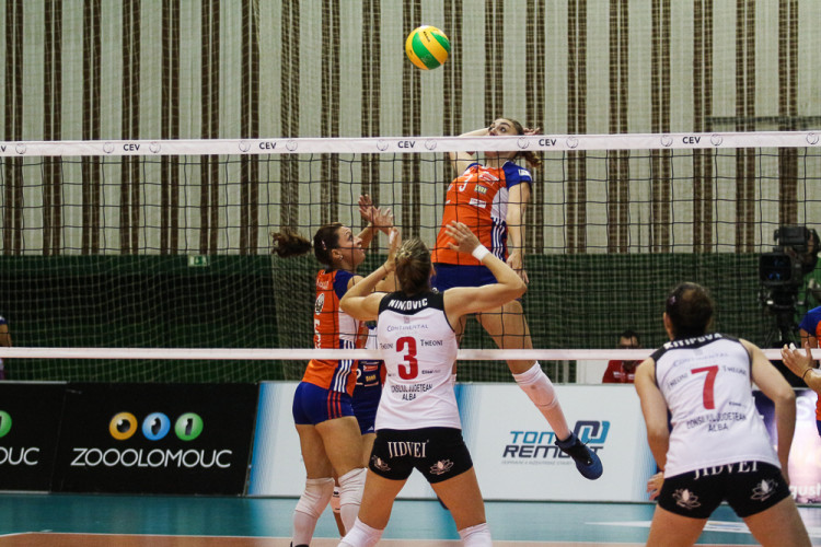 FOTOGALERIE: Dva body. Tolik chybělo olomouckým volejbalistkám k triumfu v Lize mistryň nad Albou Blaj