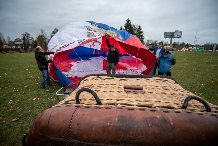 Unikátní balon k oslavám republiky se proletěl nad městem