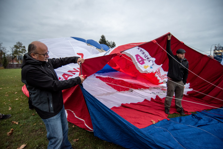 Unikátní balon k oslavám republiky se proletěl nad městem
