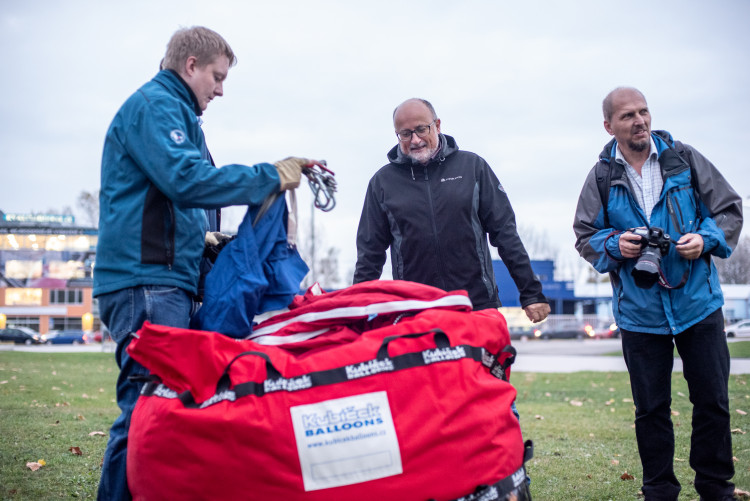 Unikátní balon k oslavám republiky se proletěl nad městem